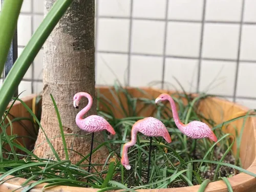 Vista 7 de MUAMAX Púas de flamenco en miniatura, paquete de 2 accesorios de jardín de hadas, figuras de flamenco de jardín en miniatura rosa, estacas