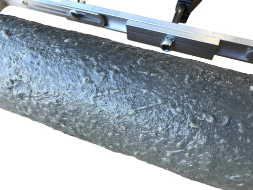 Vista 2 de Rodillo de sello de textura de travertino de 18 pulgadas con soporte para hormigón, superposición, microtoppings, trabajos grandes y pequeños