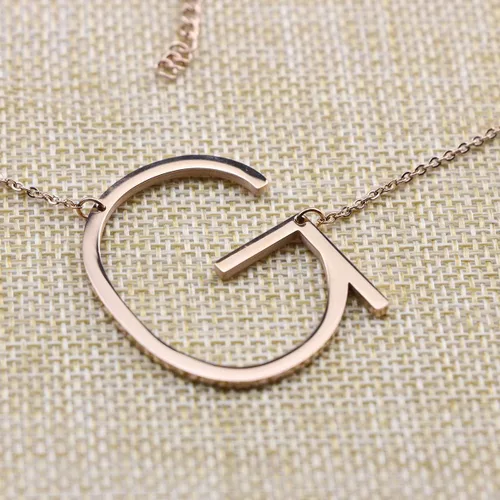 Vista 4 de Yiyang - Collar con inicial grande, dije de letra grande, regalo de cumpleaños, para mujer, hermana, esposa, amiga