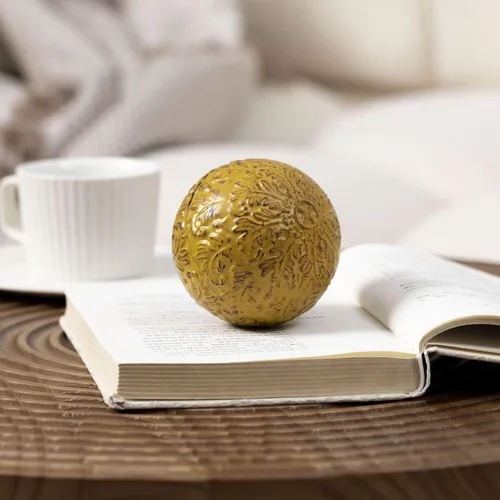 Vista 2 de Decoración para mesa de hierro decorativo Esfera Orbes Bolas decorativas Bola de damasco hueco de metal amarillo de 3,35 pulgadas para floreros