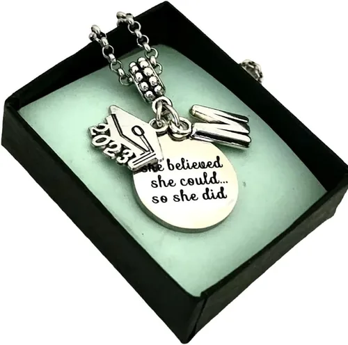 Custom 2024 2025 Graduation Hat Diploma Charm with Bracelet Necklace Keychain, High School Graduation Jewelry gift for Girls Women de EastWest Treasures