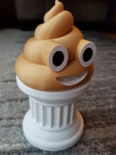 Vista 3 de Znet3D Trofeo Emoji Poop - Emoji de caca pintado a mano - Caca dorada en pilar blanco