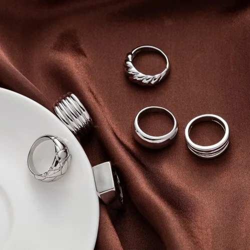 Vista 6 de WFYOU Juego de 6 anillos gruesos chapados en oro de 18 quilates para mujeres y niñas, con sello trenzado trenzado de oro grueso, anillo