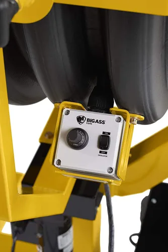 Vista 2 de Big Ass Fans - Chaqueta amarilla, ventilador móvil para interiores y exteriores de 30 pulgadas, base portátil incluida con pedestal de 18 pulgadas