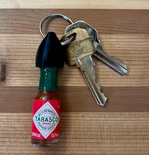 Vista 2 de Llavero de salsa picante con mini botella de salsa Tabasco