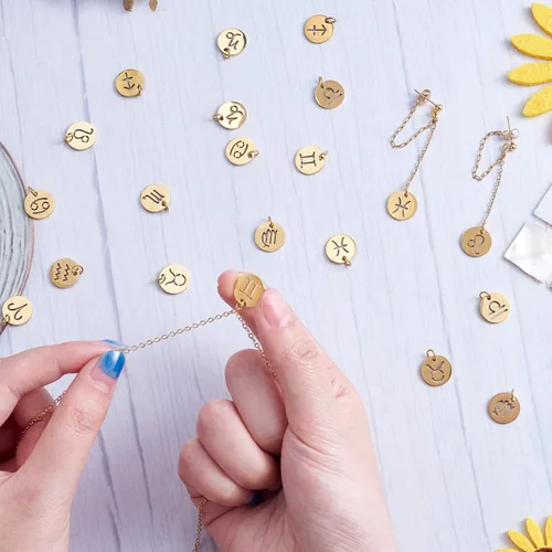 Vista 6 de 24 dijes de acero inoxidable del zodiaco, colgantes planos y redondos, constelaciones, dije de signo del zodiaco, dorado, para joyería, collares