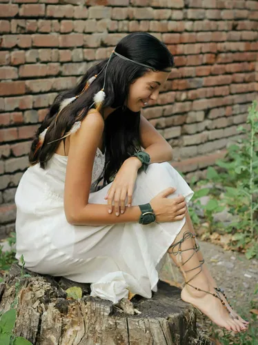 Vista 2 de Gangel Dreamcatcher - Diadema de plumas bohemias con plumas blancas y marrones con borla de plumas blancas y marrones cuerda de cáñamo carnaval