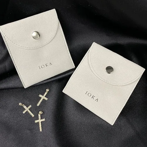 Vista 6 de Ioka - Colgante de cruz pequeña de oro amarillo de 14 quilates con dije religioso delgado para collar o cadena Metal Metal precioso Metal No es una