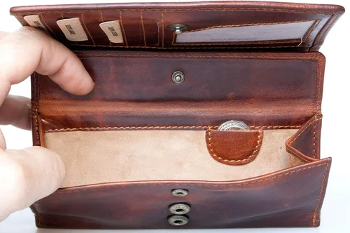 Vista 4 de Amplia cartera de cuero RFID hecha de una fuerte piel de vaca auténtica, Marrón