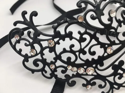 Vista 4 de Geek-M Máscara veneciana de metal cortada con láser para mujer