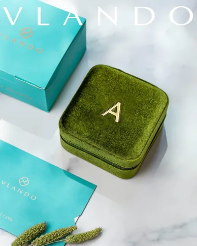 Vista 2 de Vlando Joyero de viaje de terciopelo afelpado, joyeros personalizados con iniciales para mujeres y niñas, mini organizador de viaje de joyería