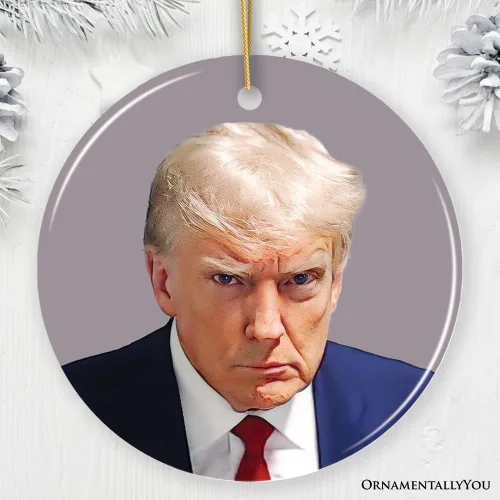 Vista 6 de Donald Trump Mugshot Mean Muggin Ornamento, divertida decoración navideña