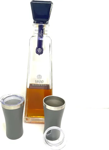 Vista 2 de The Sipper™ El vaso original de tequila. Acero inoxidable aislado de 5 onzas mantiene tu espíritu a la temperatura perfecta. Vaso de chupito de Azul