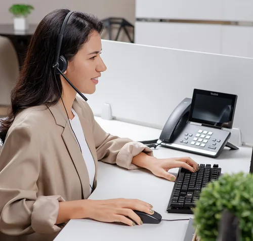 Vista 4 de Yealink Auriculares USB UH34 con micrófono, certificados por equipos, auriculares con cable con micrófono con cancelación de ruido para computadora