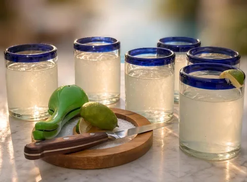 Vista 3 de Vasos de beber mexicanos soplados a mano - Juego de 6 vasos tipo tumbler con bordes azul cobalto (10 oz cada uno)