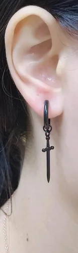 Vista 2 de Pendientes de aro minimalistas con espada de daga para hombres, mujeres, niños y niñas, dijes de acero inoxidable 316L, aros de abrazo, cartílago