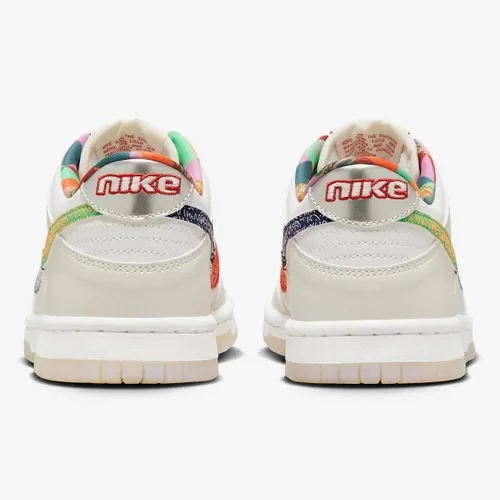 Vista 98 de Nike Kid's Dunk Low Sneaker