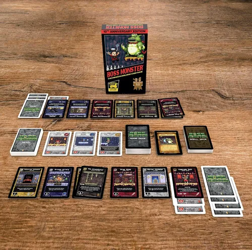 Vista 2 de Boss Monster Edición del 10º aniversario de Brotherwise Games Tiempo de juego de 30 minutos 2 a 4 jugadores A partir de 13 años Juego