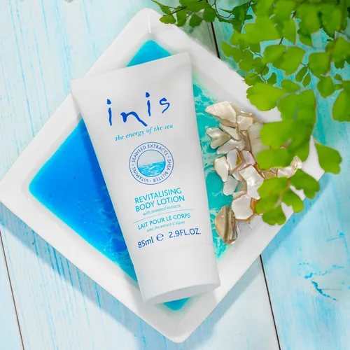 Vista 2 de Inis the Energy of the Sea Loción corporal revitalizante, loción de tamaño de viaje para mujeres y hombres, hidratante corporal con manteca