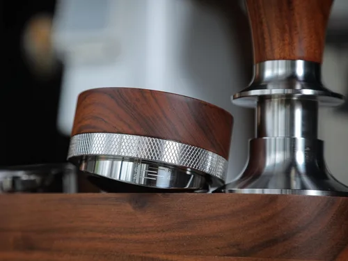 Vista 3 de Herramienta de distribución de espresso de 51 mm KNODOS Distribuidor de café de madera de palo de rosa Distribuidor de café de acero inoxidable