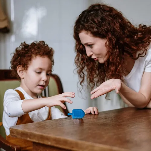 Vista 4 de Rite Lite Tarro de Dreidels, 25 Dreidels de plástico mediano multicolor, juego clásico de Janucá Spinning Dreidel, paquete de valor a granel