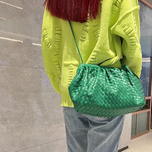 Vista 3 de NAARIIAN Bolsa de dumpling, bolso de mano para mujer, bolso de hombro para mujer, bolso de mano de diseñador de nube, bolso tejido de piel sintética
