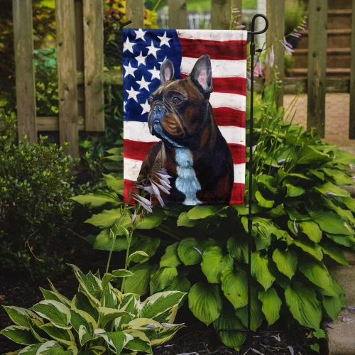 Vista 2 de Caroline's Treasures LH9010GF Bandera de Estados Unidos con bandera de jardín de bulldog francés, bandera decorativa para patio exterior, patio