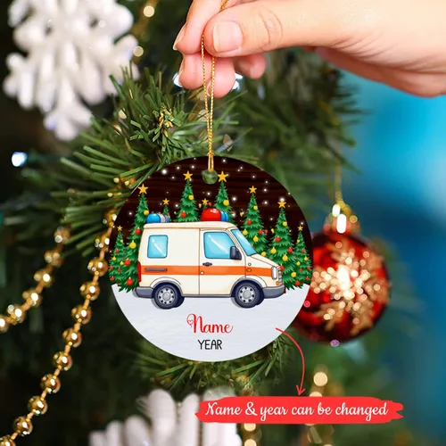 Vista 2 de Adorno de Navidad de ambulancia 2023, adorno de ambulancia personalizado con nombre y año, adorno paramédico personalizado, decoración colgante