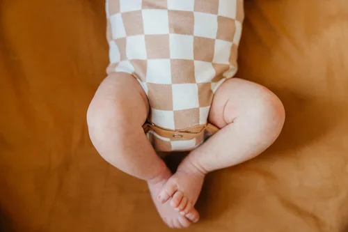 Vista 6 de Copper Pearl Body de manga larga para bebé bebé ultra suave para recién nacidos, niños y niñas, elegante, cómodo, hombros superpuestos, tela