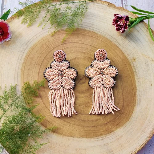 Vista 2 de Vinca jewel's Aretes bohemios con cuentas, diseño de flores en color melocotón, aretes tropicales para mujeres y niñas, diseño floral perfecto