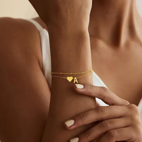Vista 3 de M MOOHAM Pulseras de oro con inicial de corazón para mujer, pulseras con dije de letra A-Z de corazón dorado en capas para mujer, pulseras