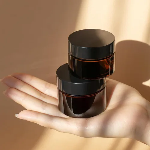 Vista 2 de OverNews Frasco de vidrio ámbar de 1 oz, envases vacíos de loción cosmética, con forros internos, tapa negra, espátula
