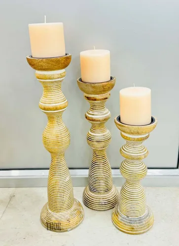 Vista 2 de Portavelas de pilar de madera tallada a mano encalada, juego de 3, estilo decorativo de Chennai, hecho de madera de mango, decoración rústica