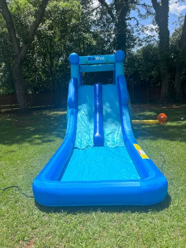 Vista 7 de KidWise Tobogán acuático doble Tobogán acuático inflable Soplador, bolsa de transporte, manguera de agua y estacas incluidas Inflado rápido