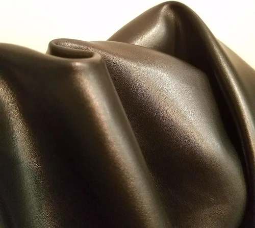 Vista 4 de NAT Leathers™ Piel sintética sintética negra suave de poliuretano {Vegano aprobado por Peta} por The Yard sintético de napa de 0.035 in 1
