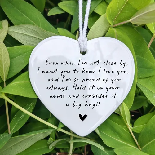 Vista 3 de Even When I'm Not Close By Heart - Adorno de cerámica para hermana, regalo para mi hija, adorno de corazón de Navidad, regalo de recuerdo para mejor