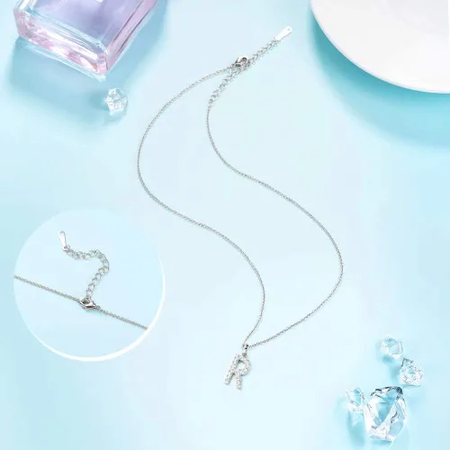 Vista 5 de Tarsus Collar con dije de inicial con zirconias cúbicas para mujeres y niñas.