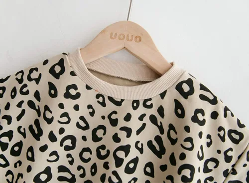 Vista 4 de Conjunto de ropa de verano con estampado de leopardo y camiseta y pantalones cortos, 2 piezas