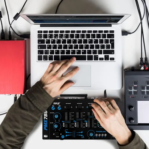 Vista 2 de Mezclador de audio DJ inalámbrico Pyle - Mezclador de sonido con controlador DJ compatible con Bluetooth de 3 canales, Mic-Talkover, lector USB
