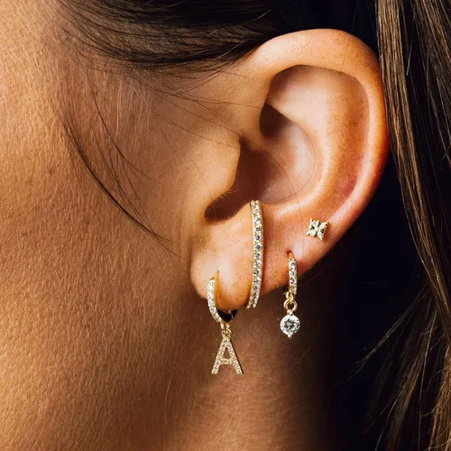 Vista 2 de MEVECCO Aretes de aro de circonita cúbica chapados en oro de 18 quilates, con iniciales de la A a la Z, 26 letras personalizadas, joyería