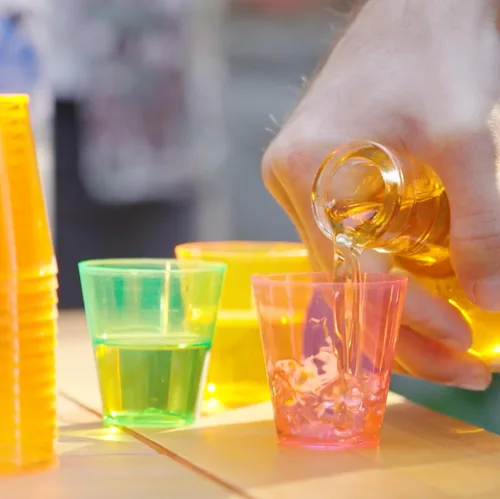 Vista 7 de True Vasos de chupito de plástico multicolor neón para fiestas, vasos desechables para beber al aire libre, colores surtidos, 2 onzas, juego de 60