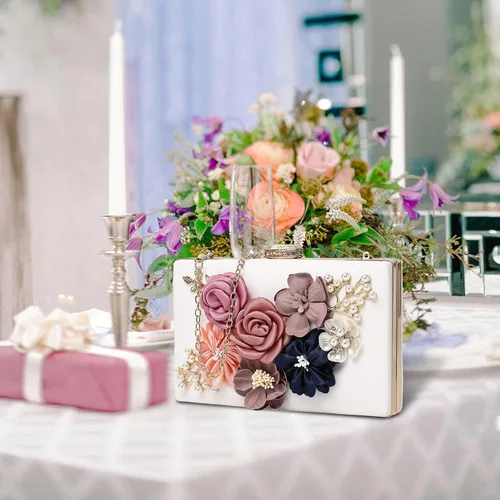Vista 2 de Embrague floral para mujer, bolso de mano floral con flores en 3D, bolso de mano con rosas y flores, para boda y noche