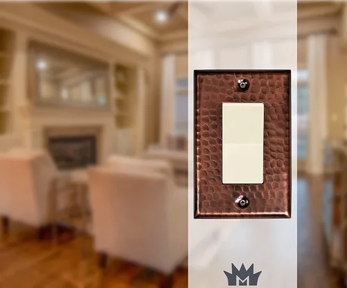 Vista 2 de Monarch Abode placa de pared basculante de una banda, placa de pared de cobre puro martillado a mano para un solo interruptor, cubierta decorativa
