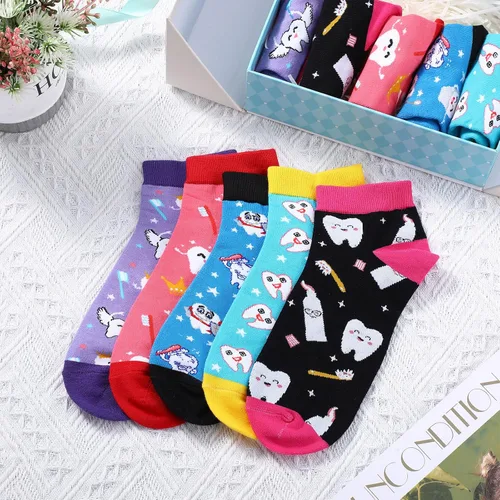 Vista 4 de Vicenpal 5 pares de calcetines novedosos para mujer con dientes de enfermera, dentista, higienista, regalo para Navidad, enfermería, médico