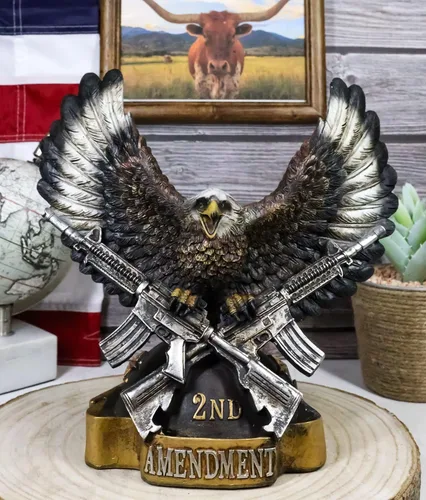 Vista 2 de Ebros Gift Alas patrióticas de gloria de 9 pulgadas de alto con águila calva agarrando rifles cruzados con la segunda enmienda derecho a portar