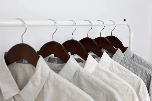 Vista 3 de Perchas para abrigos, paquete de 18 perchas de madera maciza para trajes con hombro cortado con muescas, barra antideslizante para pantalones, Nogal