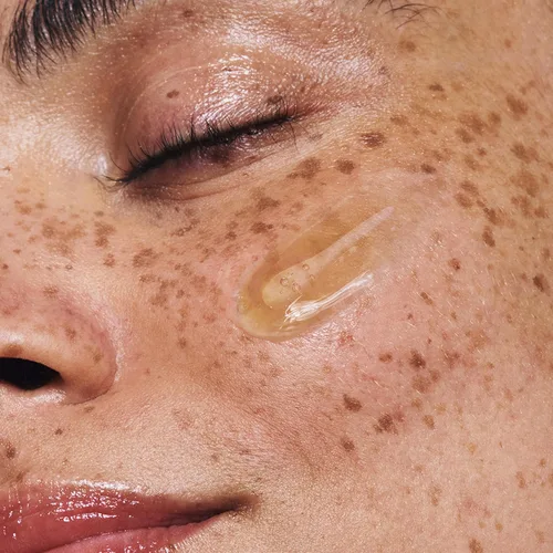 Vista 9 de Clarins DOBLE SÉRUM Suero Facial Antienvejecimiento Visiblemente Reafirma, Suaviza, Aumenta la Radiancia y Refina los Poros Hidratación 24H