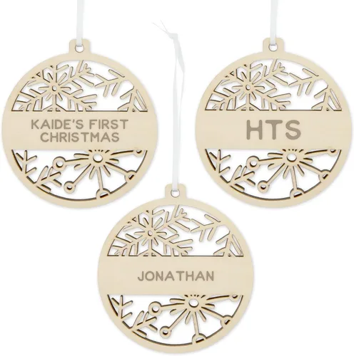 Vista 5 de Weddingstar Adorno personalizable para árbol de Navidad con copo de nieve de madera grabado, apellido