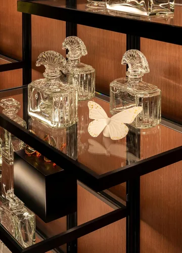 Vista 2 de LLADRÓ Figura de mariposa. Brillo dorado y blanco. Figura de mariposa de porcelana.