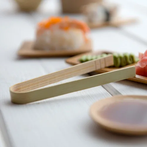 Vista 3 de Restaurantware Pinzas de bambú de 4 pulgadas, 100 pinzas de madera, resistentes a las grietas de bambú natural, pequeñas para catering o bufés